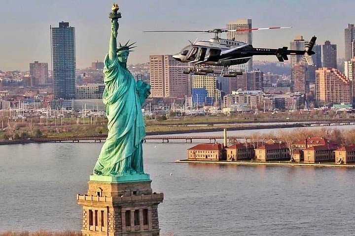 ZIp Tours Helicopter Over NYC