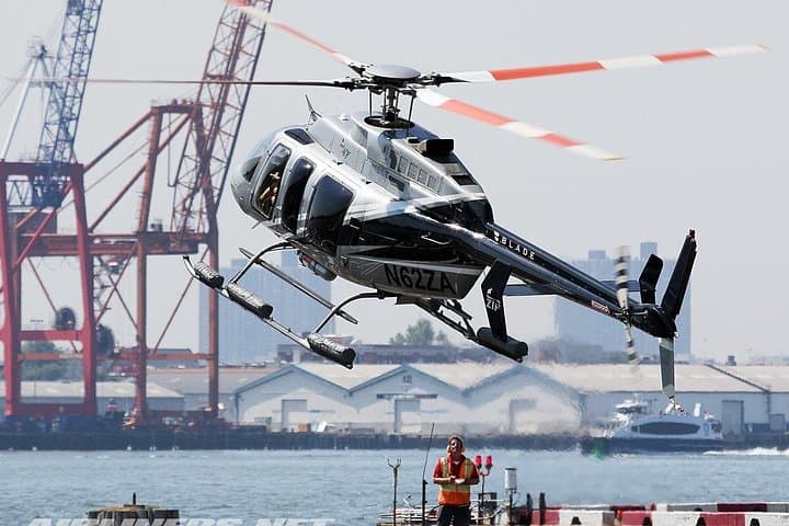ZIp Tours Helicopter Over NYC