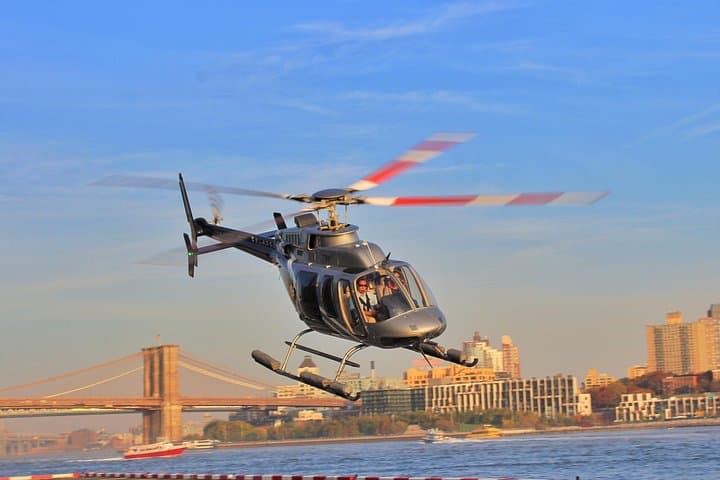 ZIp Tours Helicopter Over NYC