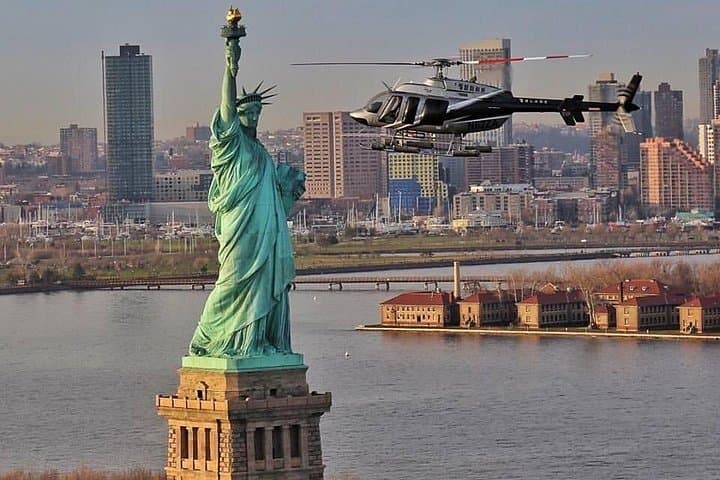 ZIp Tours Helicopter Over NYC