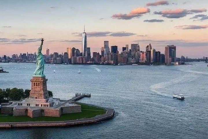 ZIp Tours Helicopter Over NYC