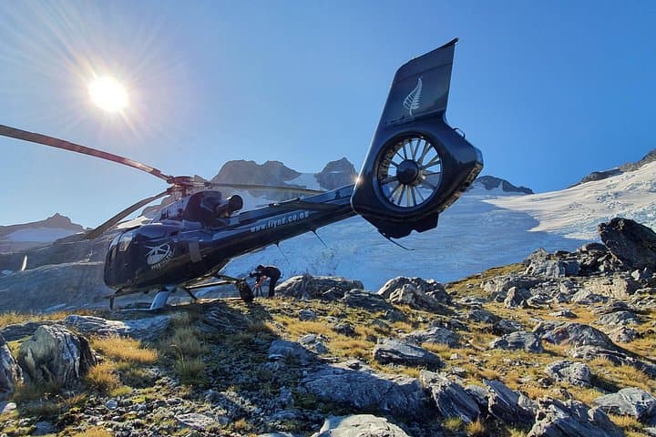 Milford and Fiordland Highlights Tour by Helicopter from Queenstown
