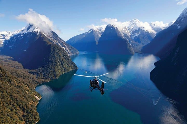 Milford and Fiordland Highlights Tour by Helicopter from Queenstown