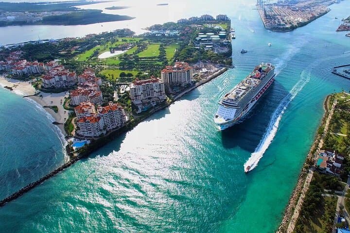 Miami Helicopter Tour: South Beach, Downtown & Islands