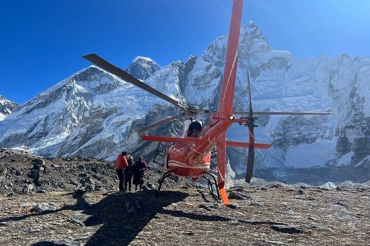 Landing at Kala Patthar (5545m.)