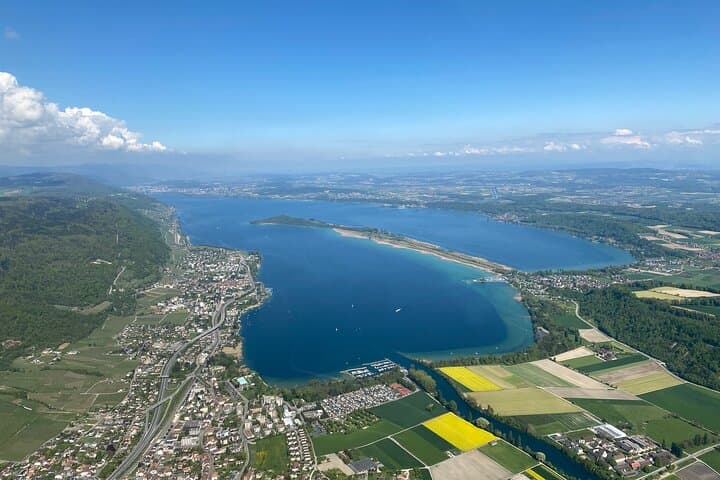 A fantastic view of Lake Biel can be enjoyed during a helicopter flight to the Bernese Seeland.