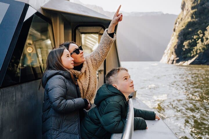 Milford Sound Helicopter and Cruise Tour from Queenstown