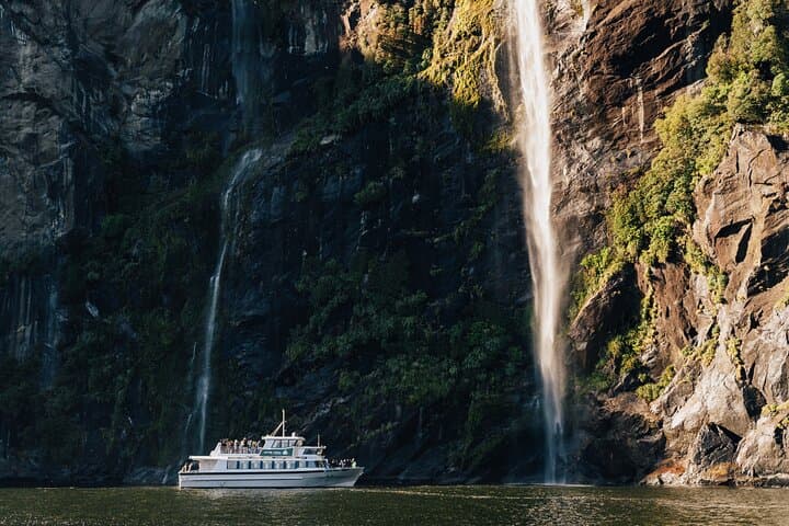 Milford Sound Helicopter and Cruise Tour from Queenstown