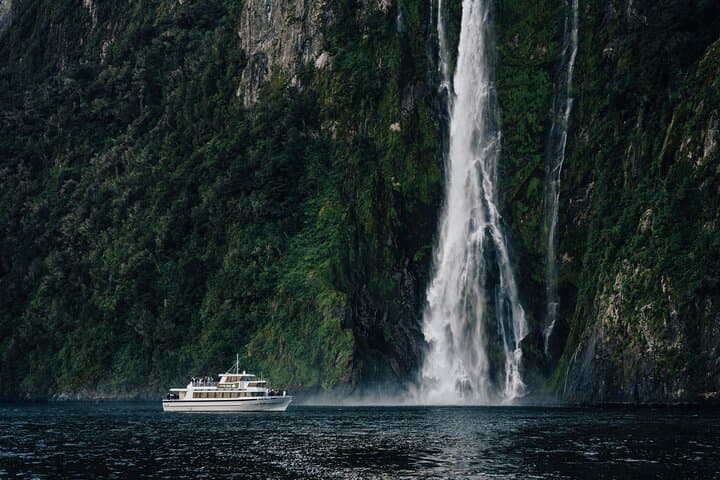 Milford Sound Helicopter and Cruise Tour from Queenstown