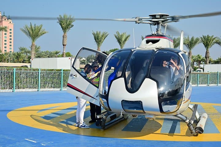 Exclusive 1 Hour Helicopter Flight Over Dubai up to 6 persons