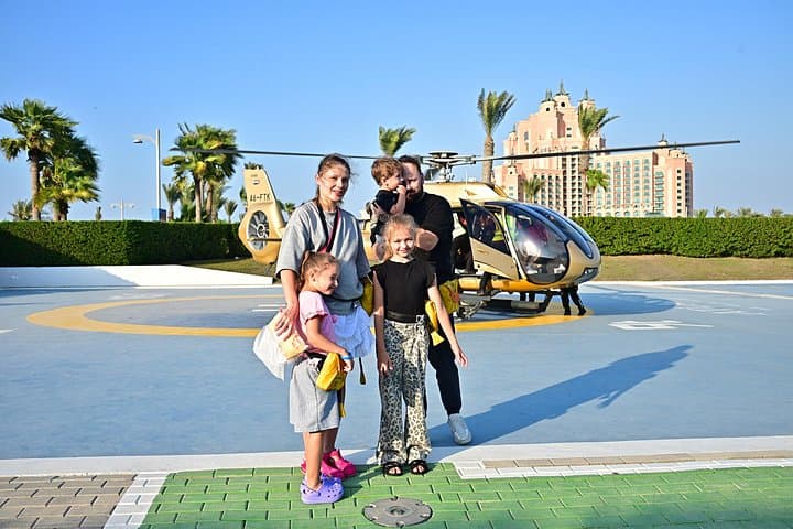 Dubai: Small-Group Helicopter Tour and Speedboat Ride