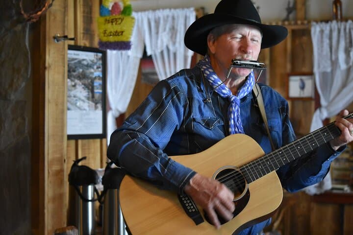 Live Cowboy entertainment at Grand Canyon Western Ranch