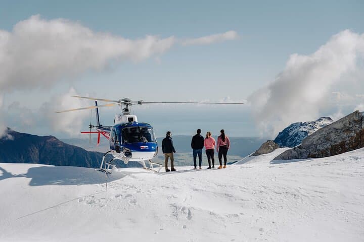 Fox Glacier: Neve Discoverer Helicopter Flight with Snow Landing