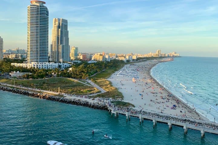 Romantic Miami Helicopter Tour with Champagne