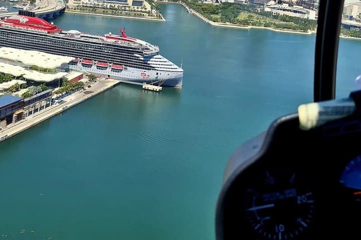 Miami helicopter tour with a French-speaking guide