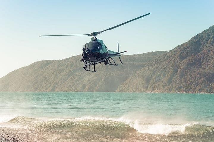 Milford and Fiordland Highlights Tour by Helicopter from Queenstown